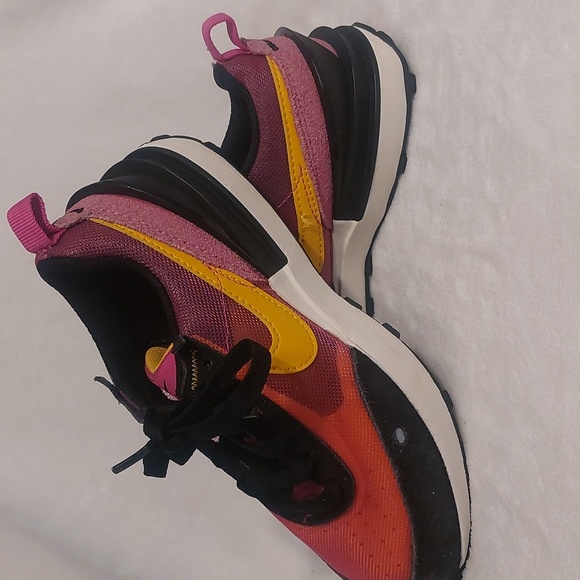 Child's size 12 Nike Waffle One Fushsia University Gold - Picture 4 of 8